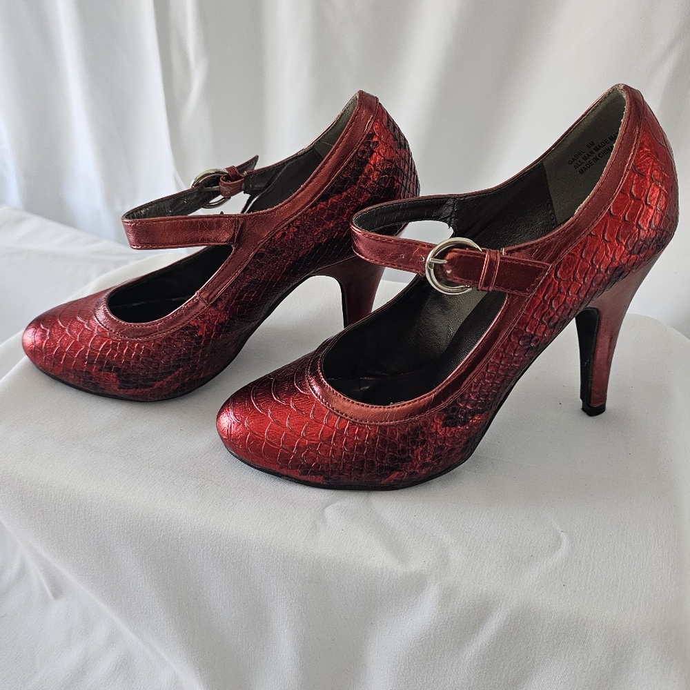 Elegant Red Crocodile Pattern Heels